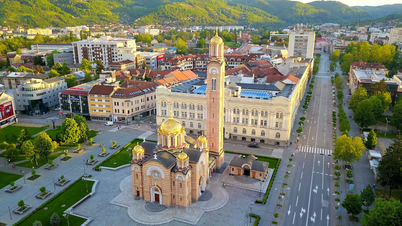 "Centar Banja Luka s pravoslavnom crkvom Hrista Spasitelja i zgradom opštine u pozadini."