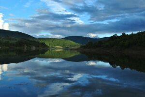 Prekajsko jezero okruženo planinskim pejzažima i netaknutom prirodom, idealno mjesto za mir i opuštanje.