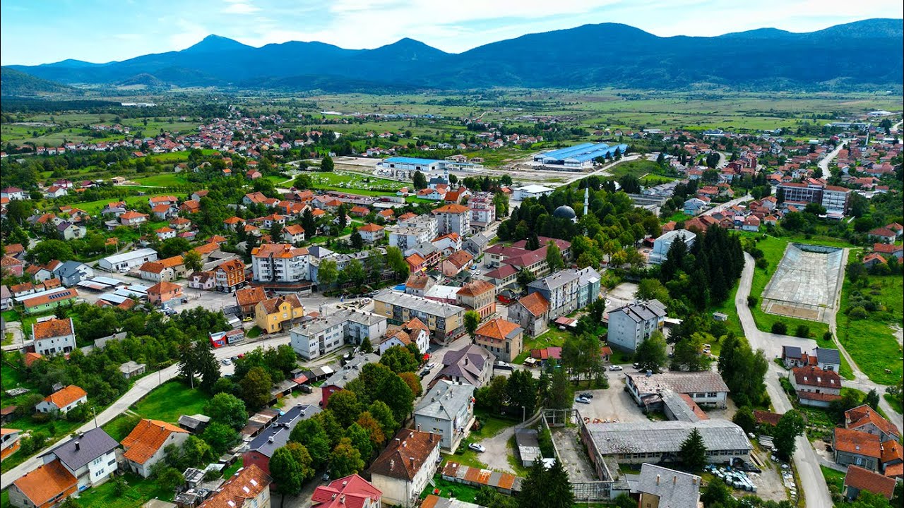 "Pogled na Bosanski Petrovac okružen zelenim planinama i prirodnim ljepotama."