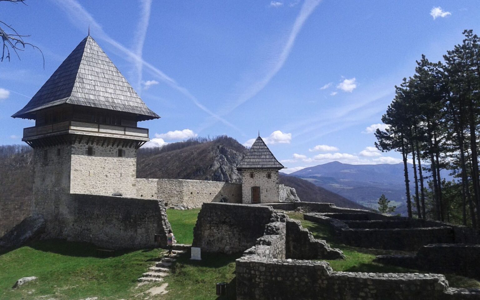 Pogled na Ključ i rijeku Sanu u okruženju zelenih brežuljaka.