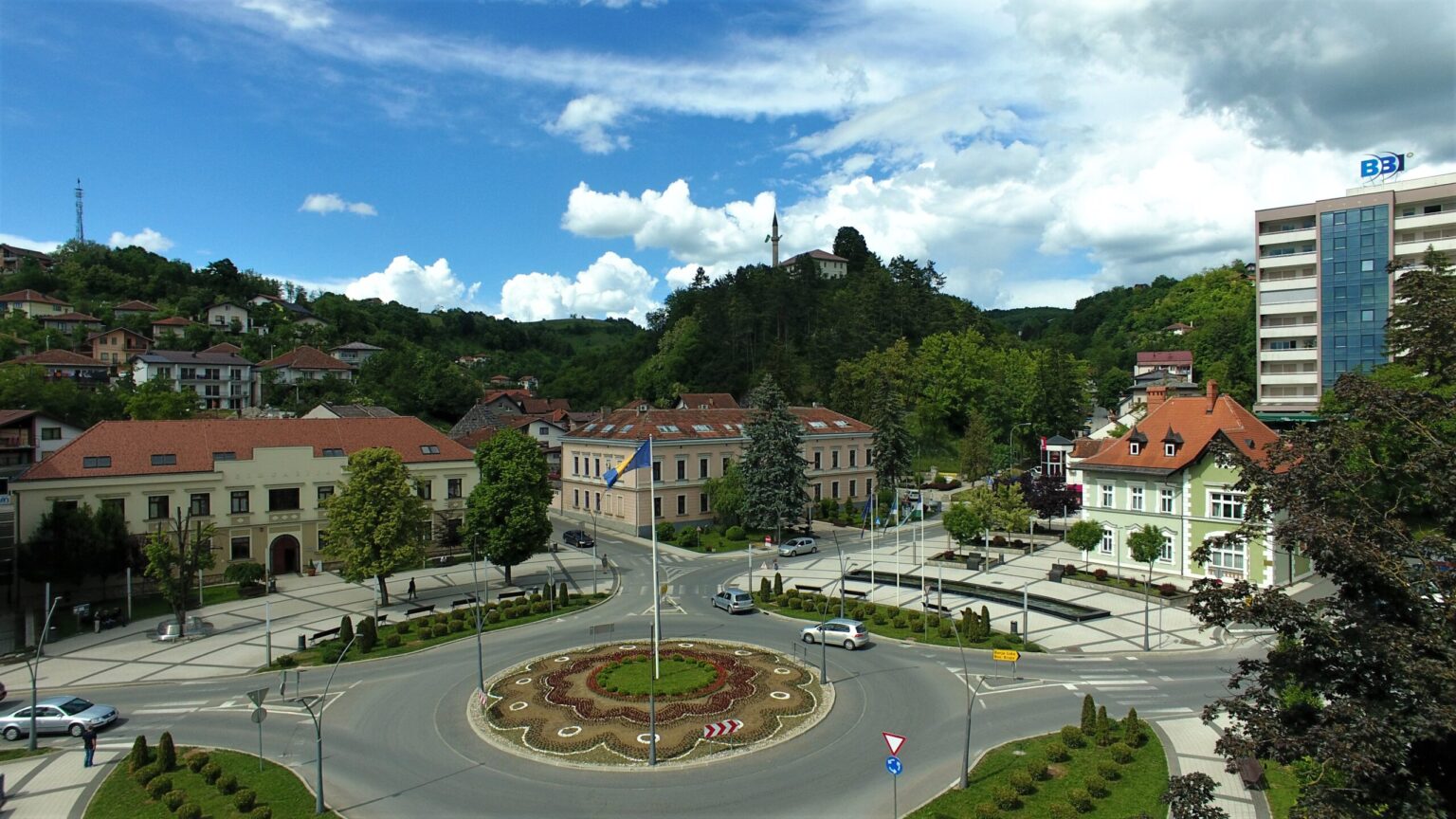 Pogled na Cazin s dvorcem Ostrožac u pozadini