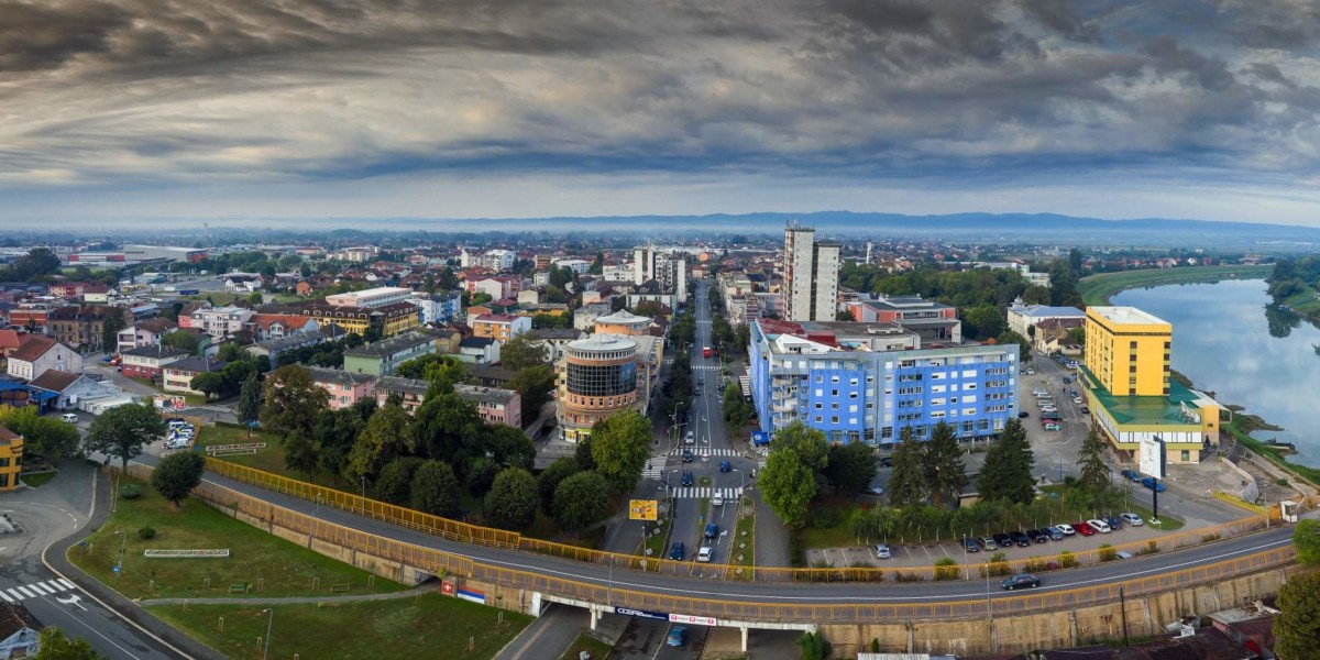 Centar Bosanske Gradiške uz rijeku Savu s mostom i gradskom šetnicom.