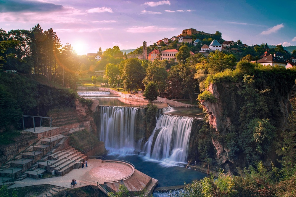 Impresivni vodopad u centru Jajca gdje rijeka Pliva pada u Vrbas, okružen prirodnim ljepotama.