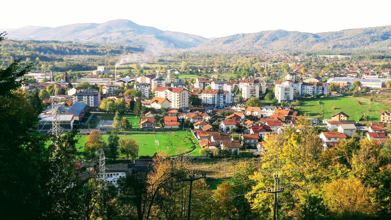 Centar Kotor Varoša s rijekom i okolnim planinama.