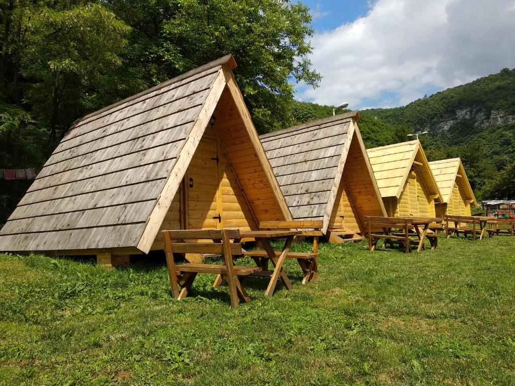 "Kamp Vrbas Rekavice Bosna i Hercegovina uz obalu rijeke Vrbas."