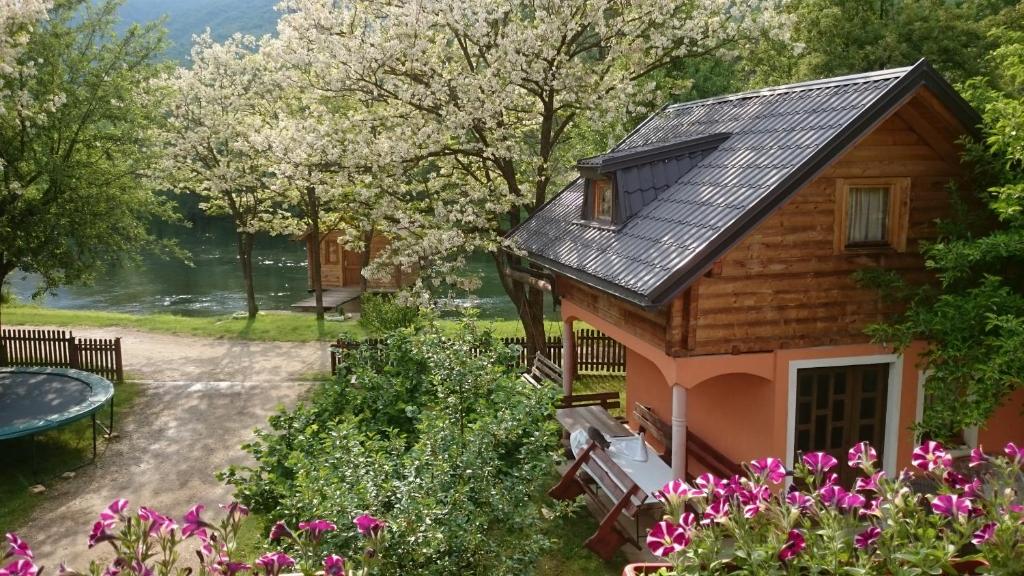 "Vacation Home Pliva Šipovo s terasom i pogledom na planine."