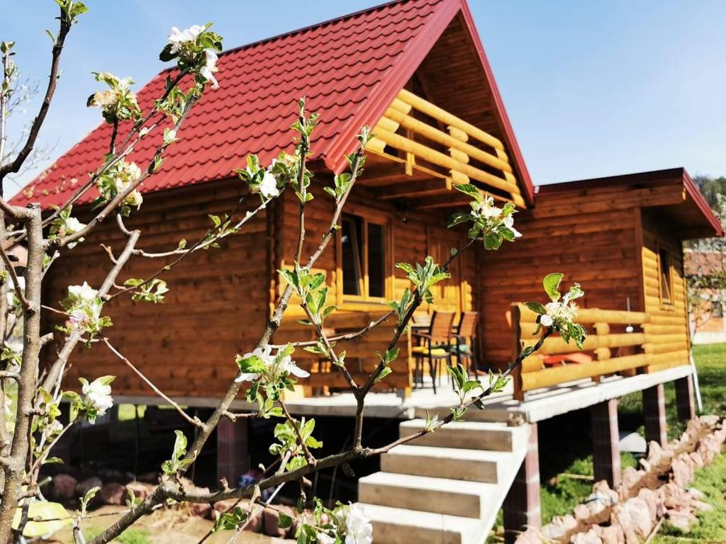 "Wooden house 'Una' Kulen Vakuf, smještaj s bazenom, vrtom i pogledom na planinu."