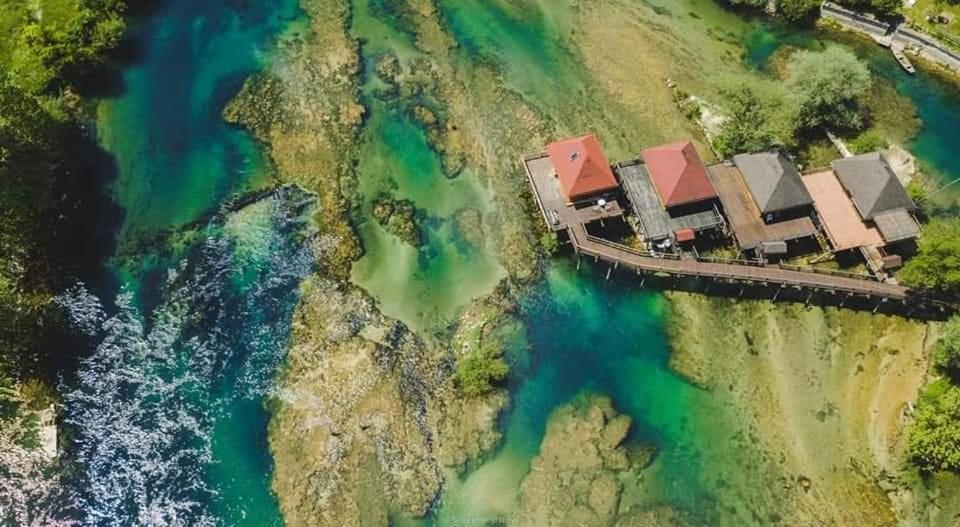 "Natural Paradise u Bosanskoj Krupi, apartman s terasom i pogledom na rijeku, Bosna i Hercegovina."