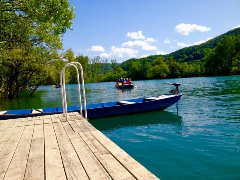 Drveni mol na rijeci Uni sa čamcem i rafting ekipom u daljini