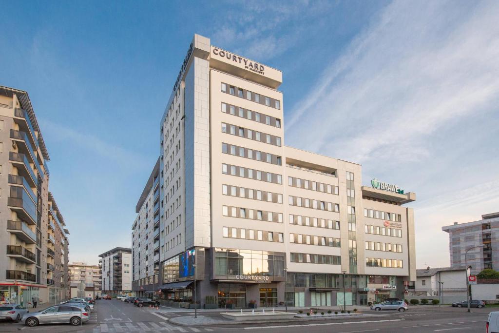 Moderni hotel Courtyard by Marriott Banja Luka smješten u urbanom centru grada s elegantnom fasadom i urbanim okruženjem.