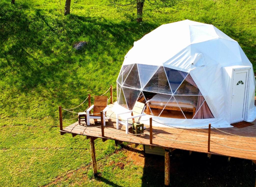 "Nomad Glamping Šipovo s terasom i pogledom na planine."