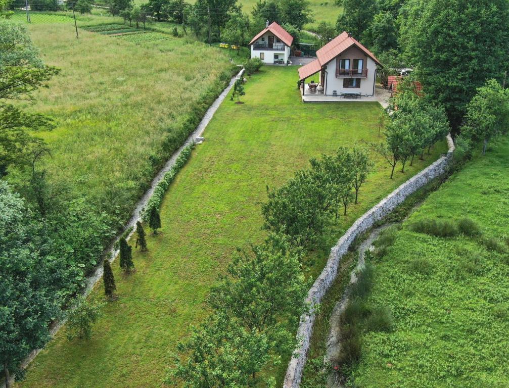 "Apartman Savković Šipovo s pogledom na rijeku i planine."