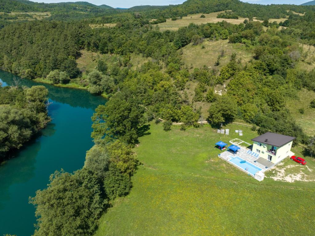 "Green Oasis Bihać, vila s privatnim bazenom, vrtom i terasom s pogledom na planinu."