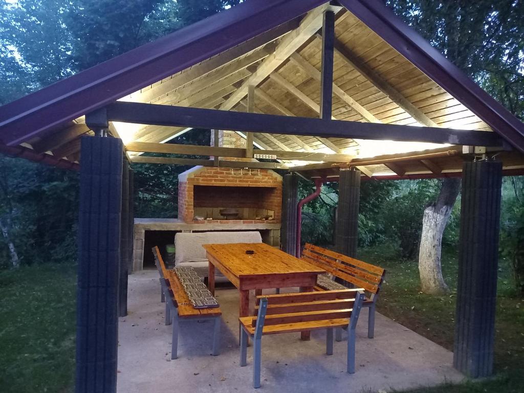 "Peaceful Oasis u Bosanskoj Krupi, vila s privatnom plažom i vrtom, Bosna i Hercegovina."