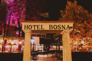 "Hotel Bosna Banja Luka u renoviranoj zgradi, smješten u centru grada, s modernim sobama i raznovrsnim sadržajima."