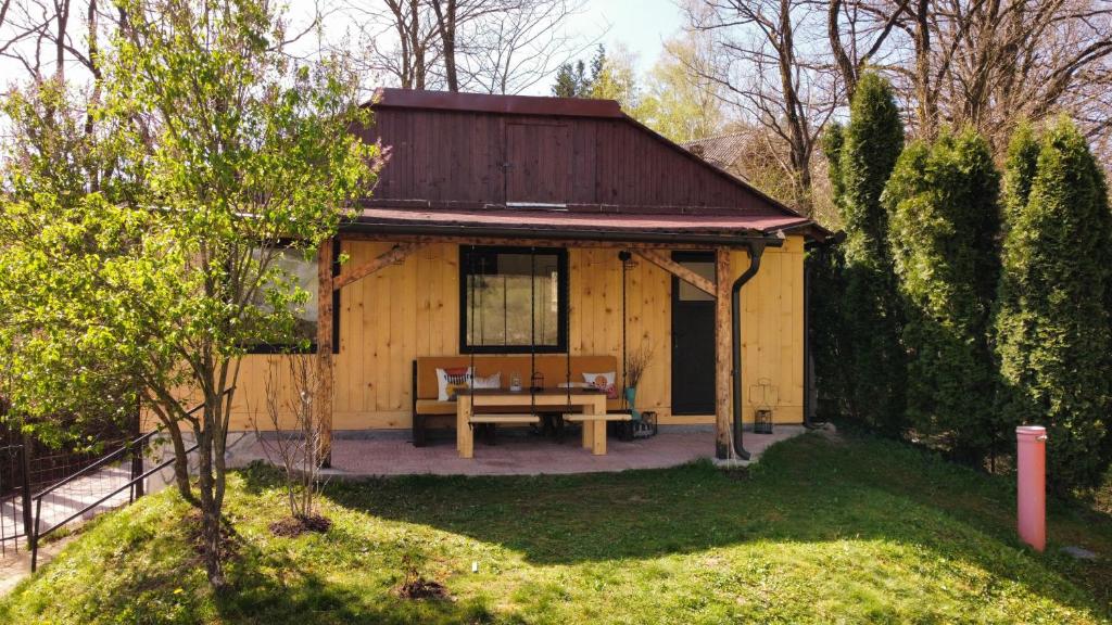 "Sole Tiny House Šipovo s terasom i pogledom na vrt."