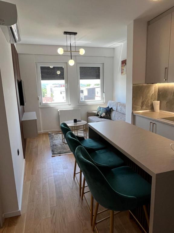 "Interijer Green Lux Apartmana Prijedor s modernim namještajem i udobnim prostorom za sedenje."