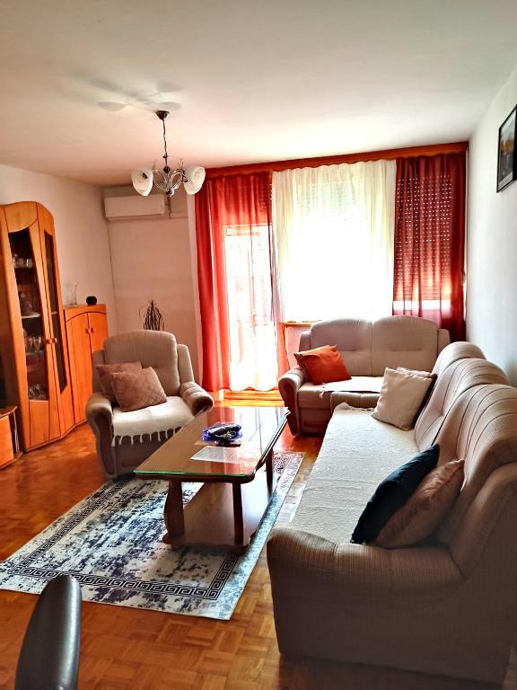 "Apartman Emina u Bosanskoj Krupi, smještaj s balkonom i modernim pogodnostima, Bosna i Hercegovina."