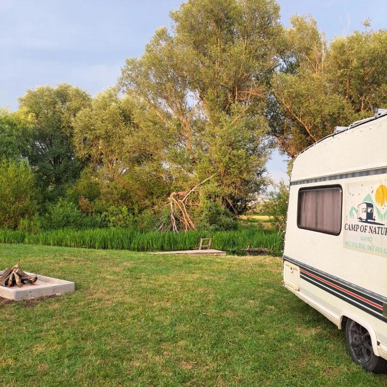 "Camp of Nature Livno s pogledom na Livanjsko polje i divlje konje."