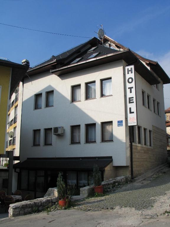 "Hotel Stari grad Jajce, smješten u historijskom centru grada, s modernim sadržajima i autentičnom kuhinjom."