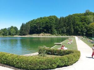 Jezero Balkana okruženo šumama i planinama, smješteno blizu Mrkonjić Grada.