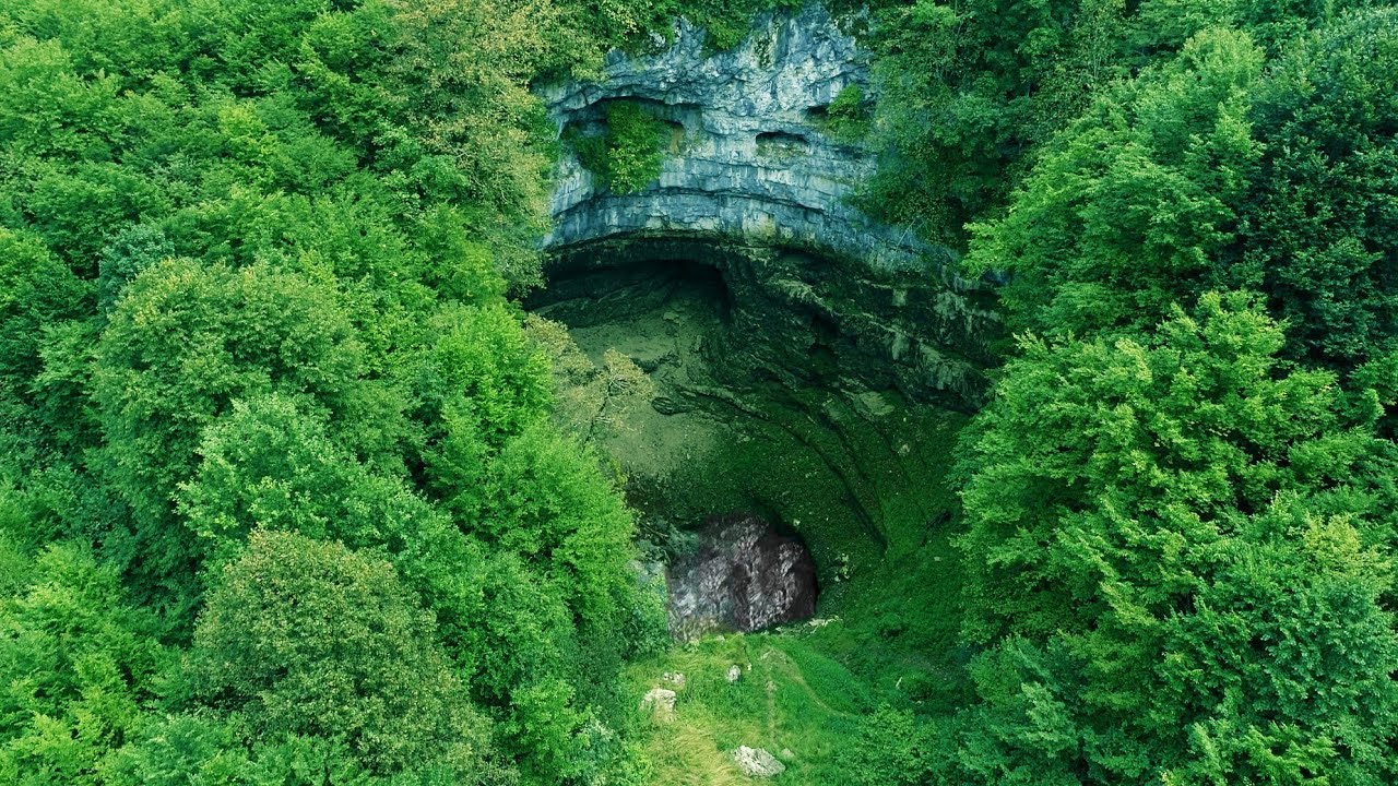 Pogled na Bobijaško Oko, krašku oazu Grmeča okruženu gustim zelenim šumama.