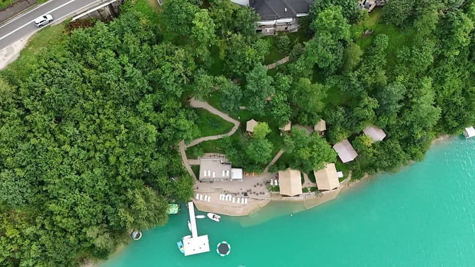 Pogled iz zraka na luksuzni glamping resort uz Jablaničko jezero