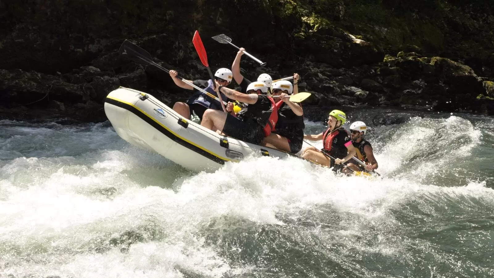 Ekipa uživa u raftingu na divljim brzacima rijeke, uzbuđenje i adrenalin u punom zamahu.