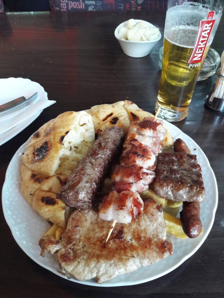 : Sočni banjalučki ćevapi servirani u Roštiljnici A&D u Banjoj Luci, spremni za uživanje.