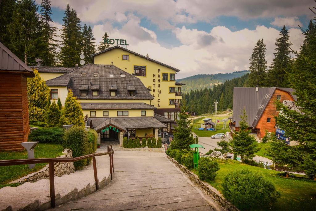 "Hotel Pahuljica na Vlašiću, planinski hotel s wellness centrom i ski školom, Bosna i Hercegovina."