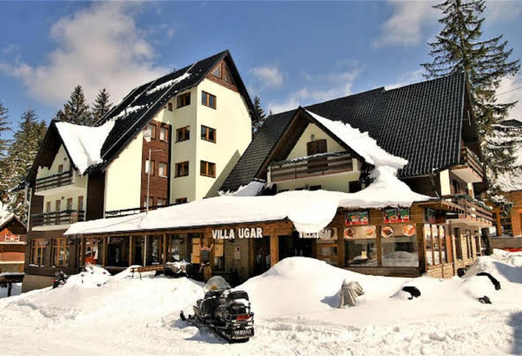 "Hotel Villa Ugar Vlašić, ugodan smještaj s pristupom skijalištu i prekrasnim pogledom na planine, Bosna i Hercegovina."