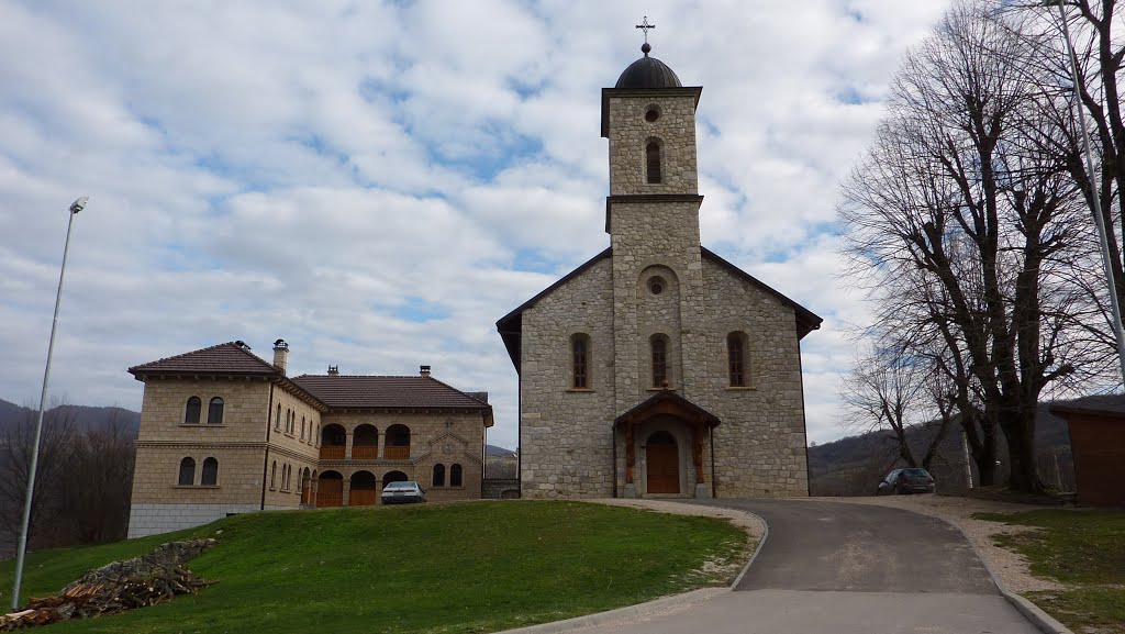 "Manastir Krupa na Vrbasu okružen prirodnim ljepotama rijeke i zelenilom."