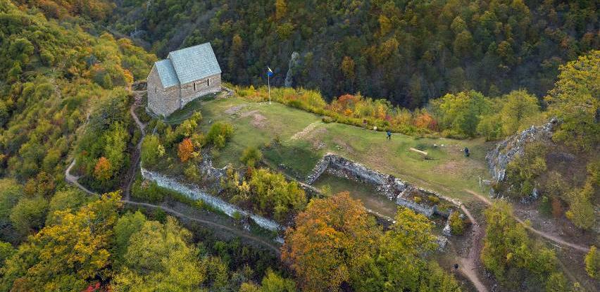 "Impozantna tvrđava Bobovac smještena na vrhu brda, okružena prirodnim ljepotama."