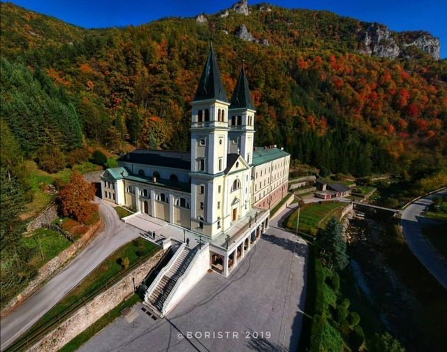 "Franjevački samostan u Kraljevoj Sutjesci, istorijski spomenik okružen prirodnim ljepotom."