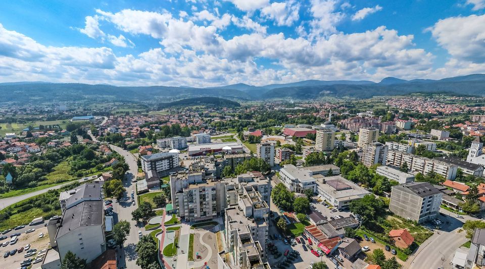 Pogled na grad Bugojno s planinskim pejzažom u pozadini