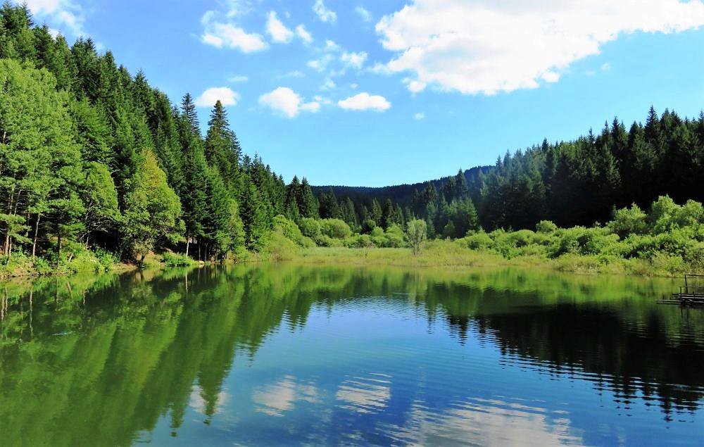 Planinsko jezero u Glamoču okruženo planinama i netaknutom prirodom.