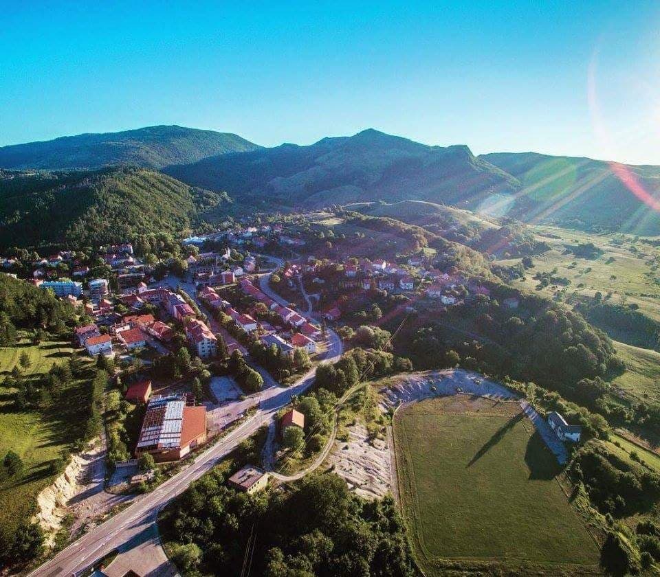 "Bosansko Grahovo okruženo planinama i prostranim zelenim poljima."