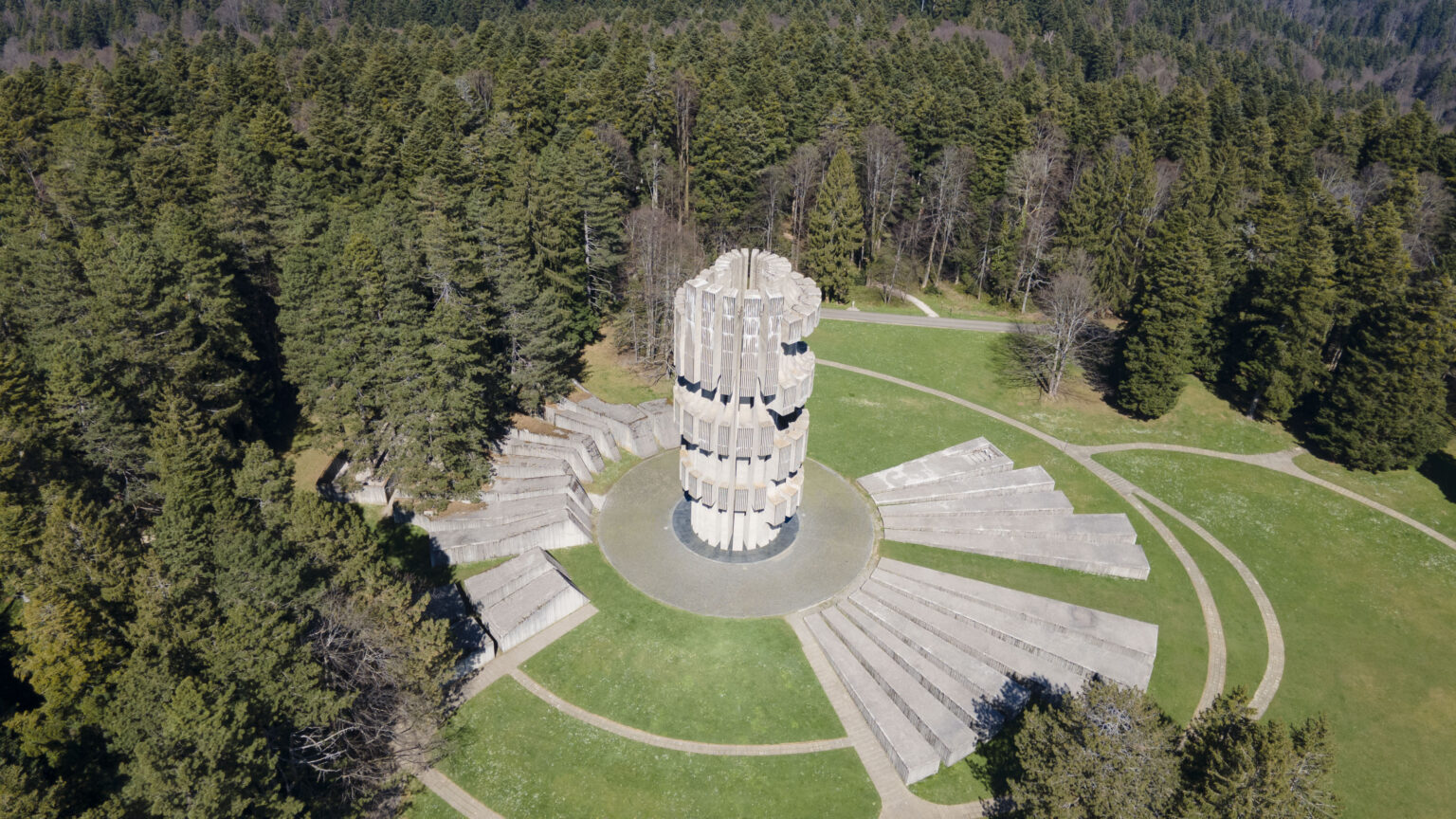 Pogled na bujne šume i staze Nacionalnog parka Kozara, okružen planinskim vrhovima i netaknutom prirodom.