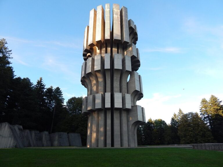 Spomenik Revoluciji na Mrakovici u Nacionalnom parku Kozara, simbol otpora i hrabrosti iz Drugog svjetskog rata.