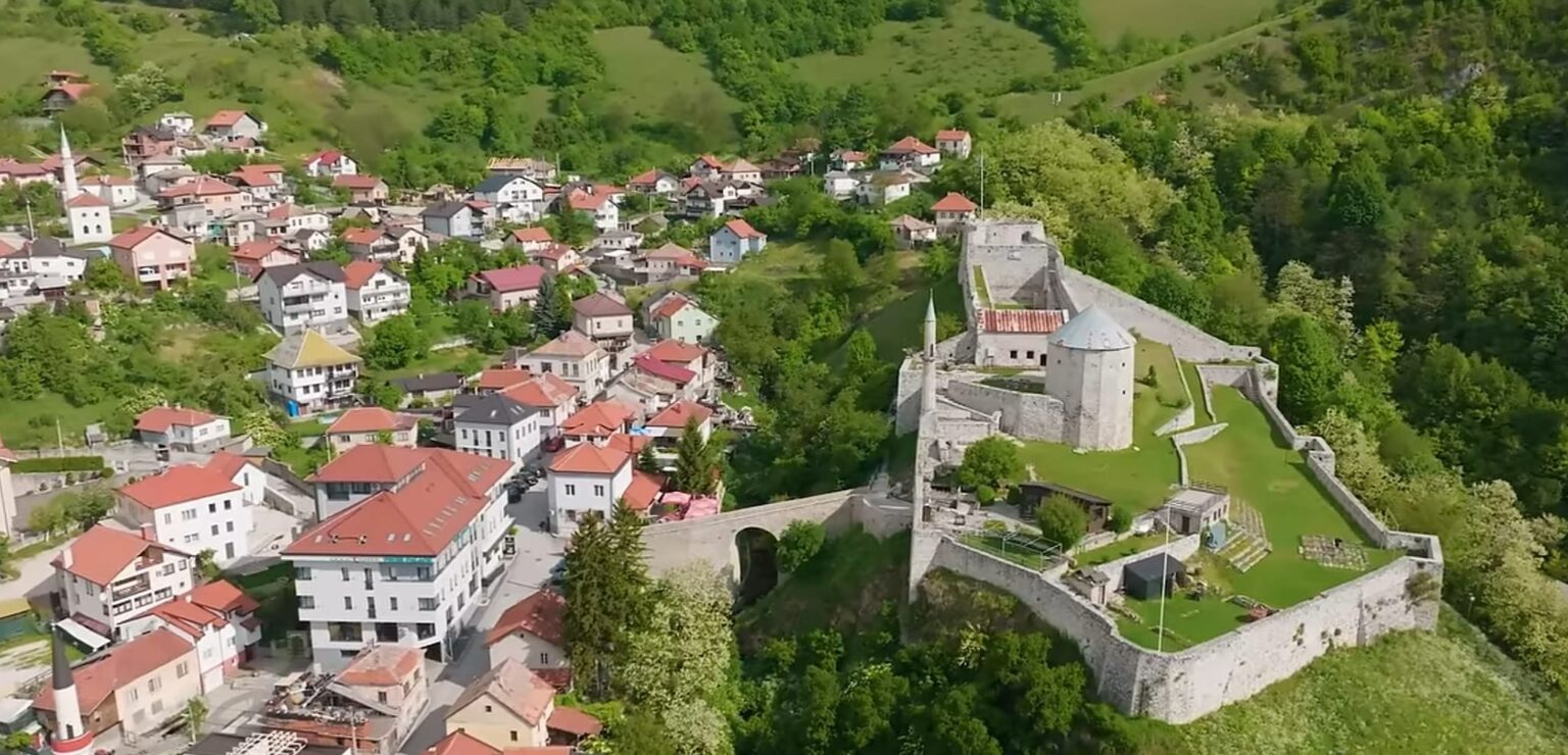 Srednjovjekovna tvrđava u Travniku, okružena brdima i panoramom starog grada.