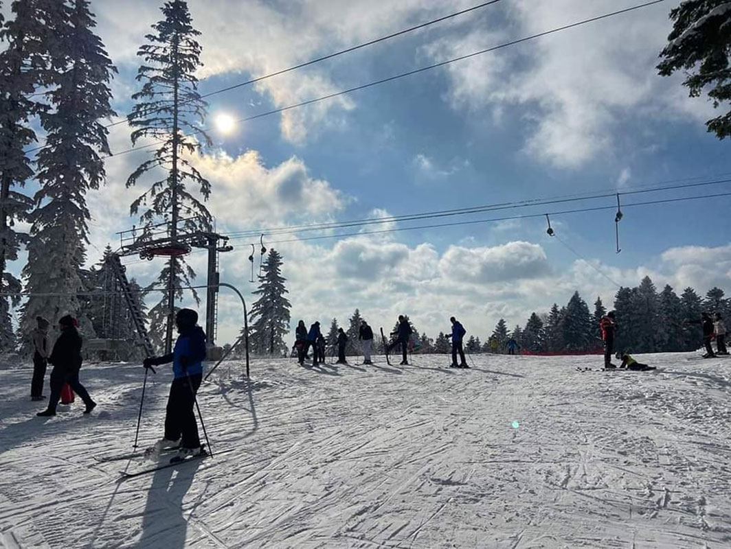 Skijalište Kozara s pogledom na snježne padine i zimsku idilu.