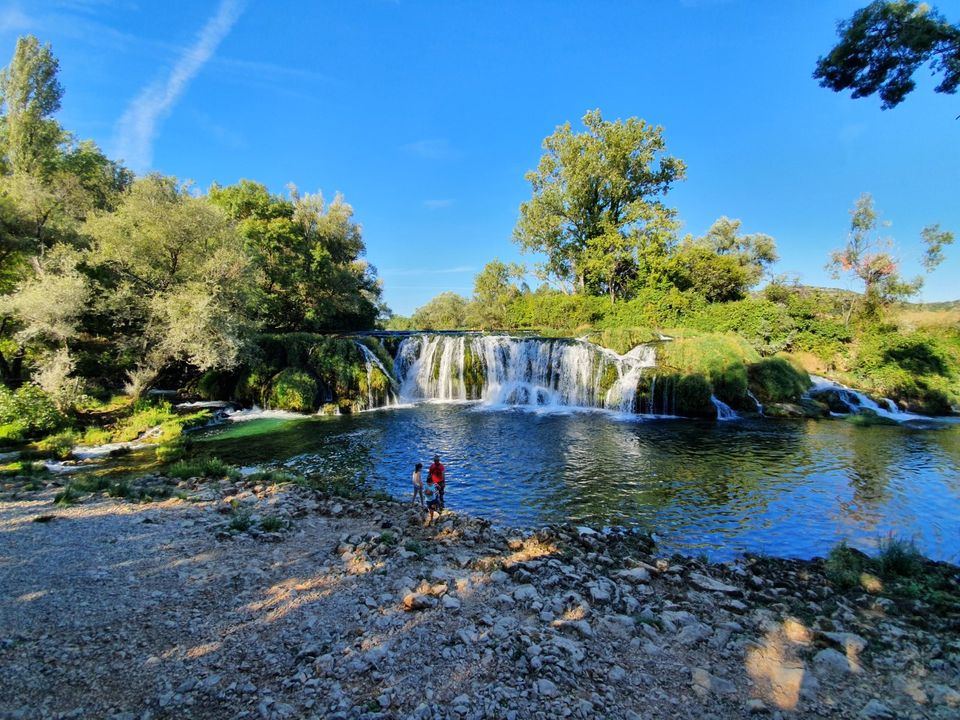 Vodopad Koćuša, smješten u slikovitom krajoliku Hercegovine s kristalno čistom vodom.