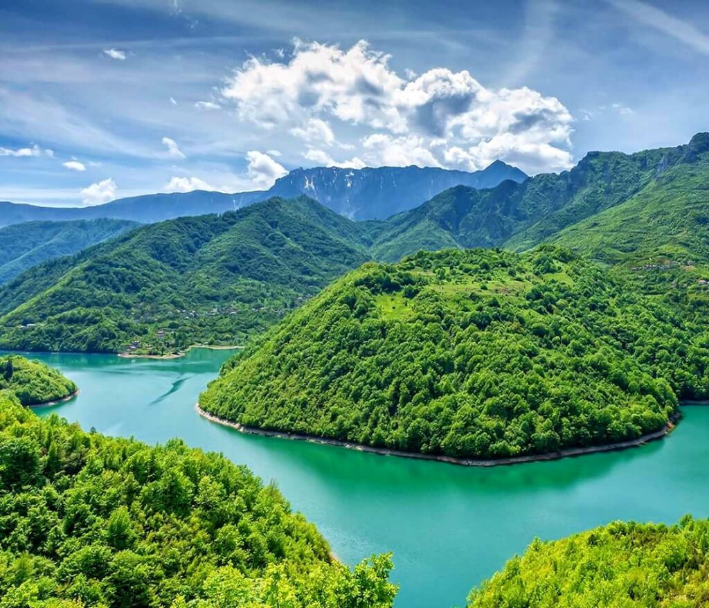 Prekrasan pogled na Jablaničko jezero, okružen bujnim zelenilom i planinama.