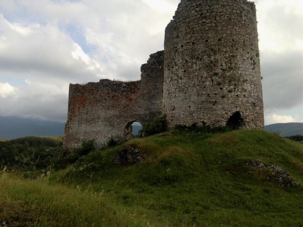 Pogled na Tvrđavu Bjelaj okružen planinskim pejzažima i zelenilom.