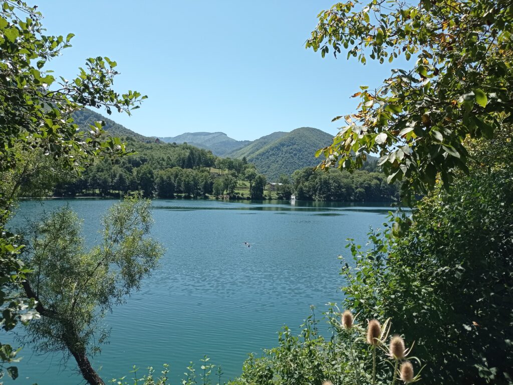 Jezero Pliva u blizini Jajca, okruženo planinama i kulturno-istorijskim znamenitostima.