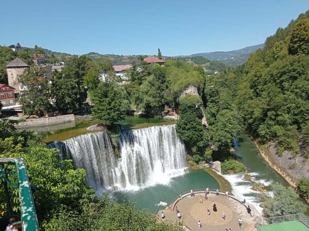 Plivski vodopad u Jajcu, veličanstvena prirodna ljepota s pjenušavom vodom koja pada u smaragdnozelenu rijeku.