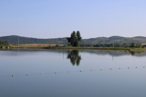 Mirno jezero Šljivno okruženo prirodnim planinama Manjače.