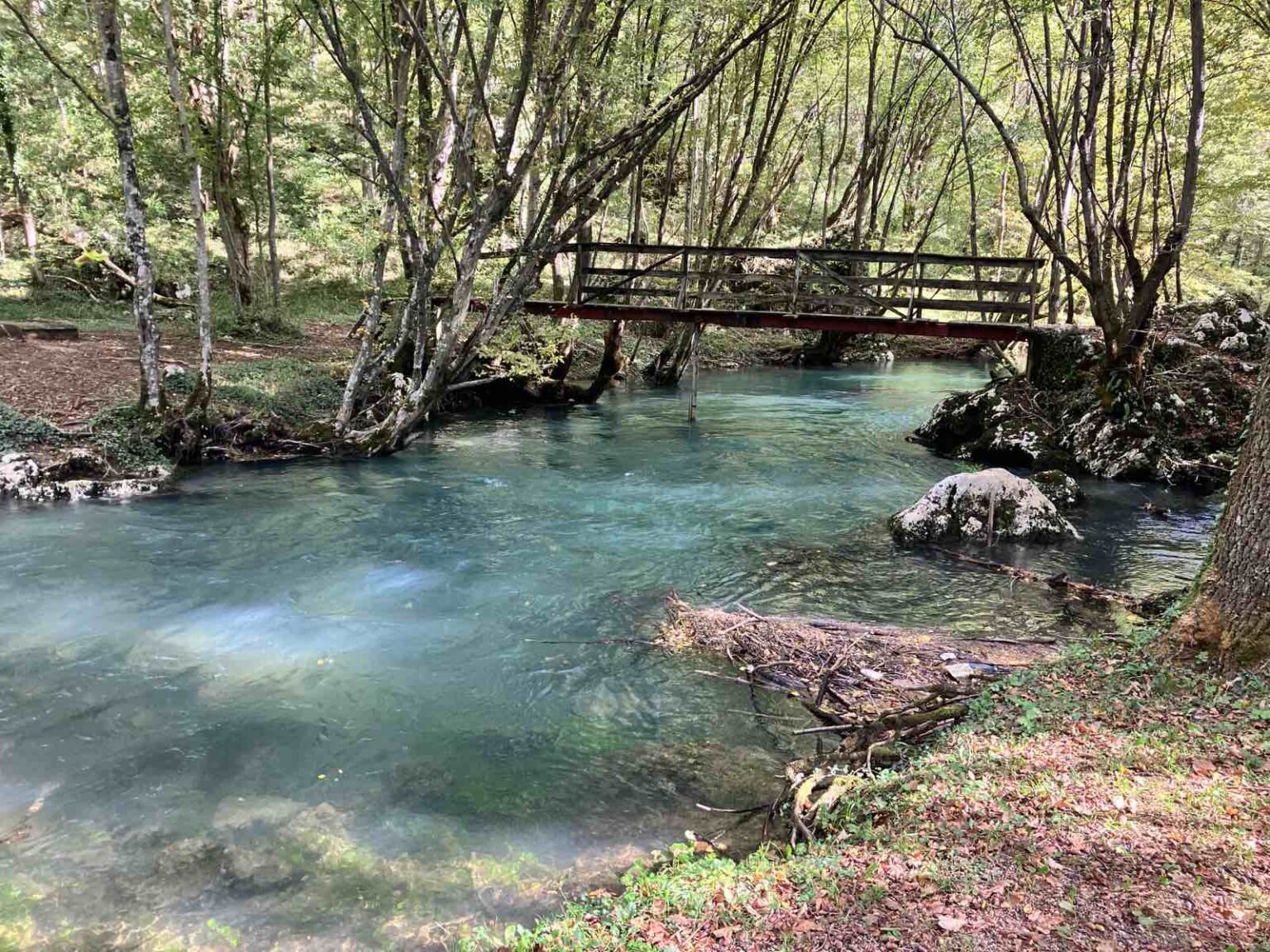 Vodopadi i prirodne ljepote Krupe na Vrbasu, okruženi zelenilom i planinskim pejzažima.