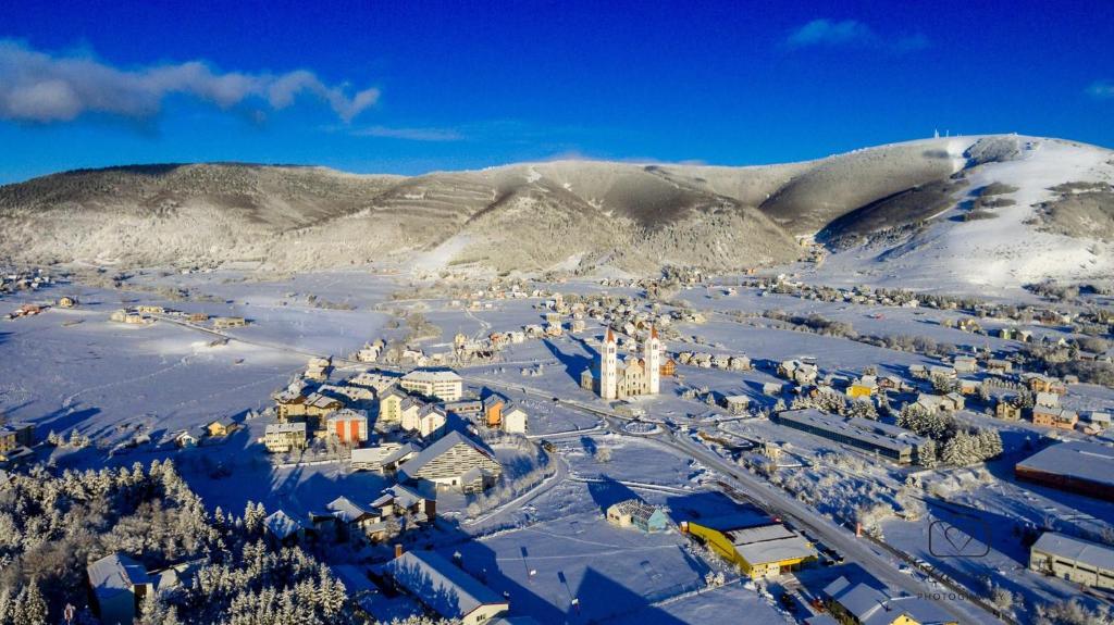 Pogled na skijalište na Kupresu sa savršeno uređenim stazama i snježnim pokrivačem.