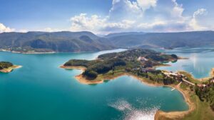 Panoramski pogled na Ramsko jezero okruženo planinama i slikovitim pejzažima.